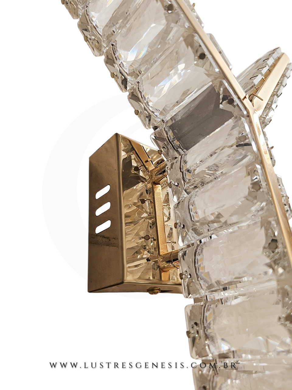 Luminária de parede LED, em formato de "dois braços", com cristais brilhantes e acabamento em metal dourado, para um toque contemporâneo.